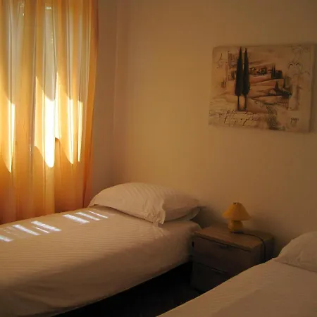 Ana And Vesna アパート プーラ