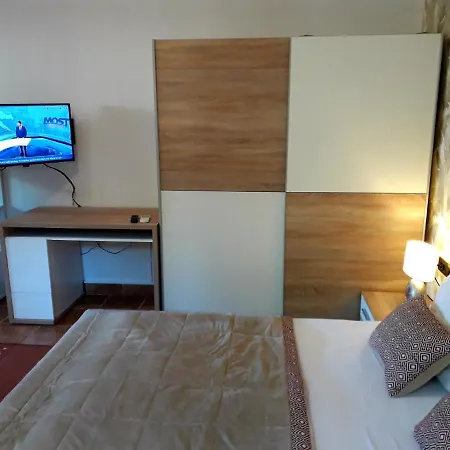 Ana And Vesna アパート プーラ